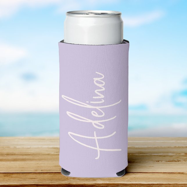 Stylish Script Custom Name Girls Beach Trip Selters Dosenkühler (A lilac can cooler with a custom name  in elegant white script, set against a soft beach background)