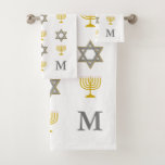 Stylish Star von David Menorah Jewish Monogram Badhandtuch Set<br><div class="desc">Stilvolles, mit Monogramm jüdisches Badehandtuchhandtuch-Set, das den Imitaten Gold und Silber STAR OF DAVID und MENORAH in einem gefliesten Muster vor weißem Hintergrund zeigt. In der rechten unteren Ecke befindet sich ein KUNDENBEWEGLICHES MONOGRAMM, sodass Sie Ihren eigenen Initial hinzufügen können. Ideal für Hanukkah und andere jüdische Wohngestaltungen. Wählen Sie aus...</div>