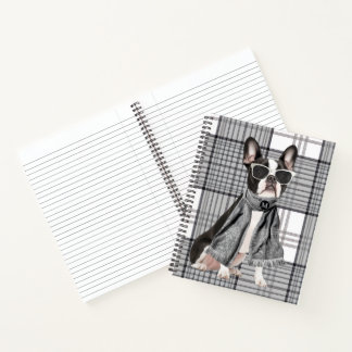 Stylisher Boston-Terrier-Hund und kariertes Monogr Notizbuch