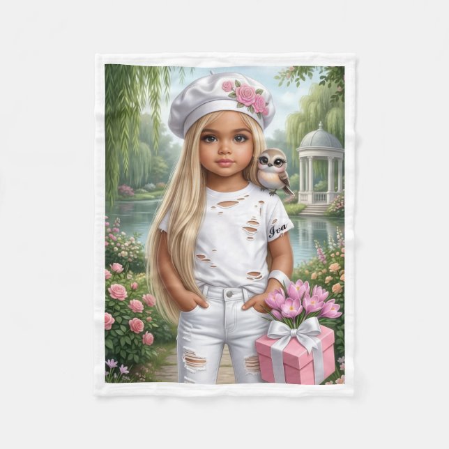 Stylishes Mädchen im Garten mit Geschenk und Vogel Fleecedecke (Vorderseite)