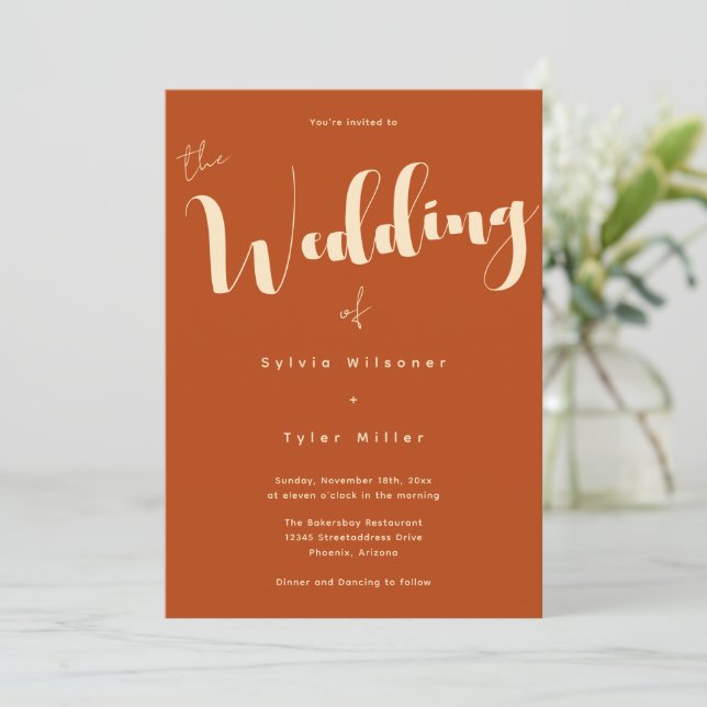 Stylisierte Typografie Burnt Orange Wedding Einladung (Stehend Vorderseite)