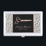 Stylist-Rose Goldschere Leopard Salon Visitenkarten Dose<br><div class="desc">Hair Stylist Rose Gold Scissor Leopard Salon Business Cards Holder.</div>