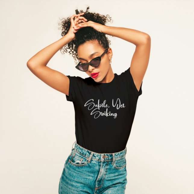 "Subtil doch auffällig" Minimalistisch T-Shirt (Von Creator hochgeladen)