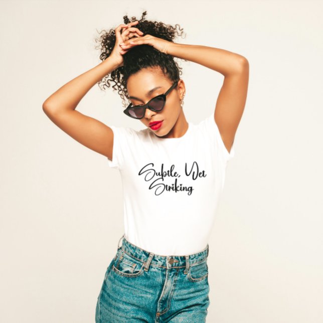 "Subtil doch auffällig" Minimalistisch T-Shirt (Von Creator hochgeladen)