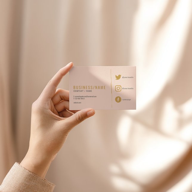 Subtile rosa Social Media Visitenkarte. Business c Visitenkarte (Soft pink business card with bold gold text and social media icons)