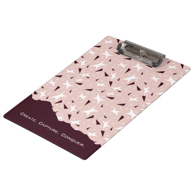Subtle Geometry: Stars & Triangles – Pink Notebook Klemmbrett (Schrägansicht)