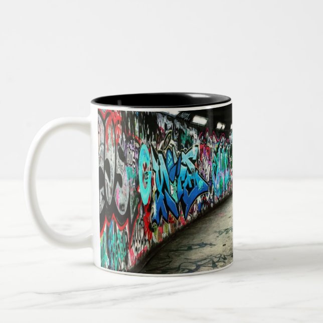 Subway Graffiti Art Zweifarbige Tasse (Links)
