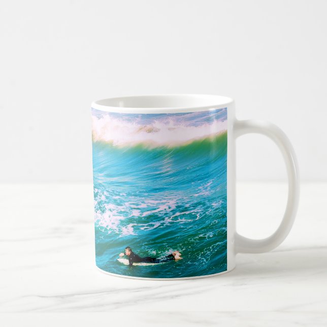 Suche nach einer Welle - 11 oz. Klassische Surfer- Tasse (Rechts)