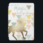 Suchen Sie nach dem Magic Everyday Gold Unicorn iPad Mini Hülle<br><div class="desc">June Erica Vess ist eine zeitgenössische Künstlerin, die Lieben hat, Linien, Muster und lebendige Farben in ihren Gemälden zu verwenden. Dieser lustige, geistliche Druck mit einer goldfarbenen Silhouette und einem motivierend Zitat wurde von der World Art Group offiziell lizenziert. Das niedliche, farbenprächtige, eingetönte und inspirierende Zitat "You are what magical"...</div>