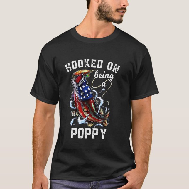Süchtig danach, ein Mohn-4.-Juli-Angler-Opa zu sei T-Shirt (Vorderseite)