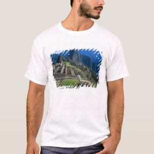 Südamerika, Peru. Ein Lama ruht auf einem Hügel T-Shirt