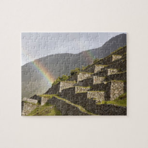 Südamerika, Peru, Machu Picchu. Regenbogen über Puzzle