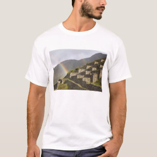 Südamerika, Peru, Machu Picchu. Regenbögen über T-Shirt