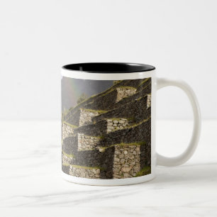 Südamerika, Peru, Machu Picchu. Regenbogen über Zweifarbige Tasse