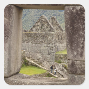 Südamerika, Peru, Machu Picchu. Zwei Touristen Quadratischer Aufkleber