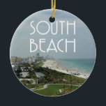 SüdFoto strand-Miamis Florida Keramik Ornament<br><div class="desc">Südstrand-,  Miami,  Florida Landschaftsszene des Strandes und des Teils des Stadt Skyline mit den Wörtern "Südstrand" an der Spitze in einem Kunst-Deko-Art-Schriftart.</div>