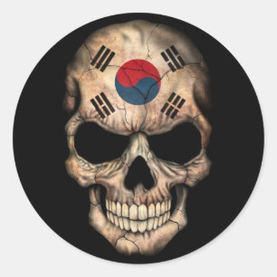Südkoreanischer Flaggenschädel auf schwarz Runder Aufkleber
