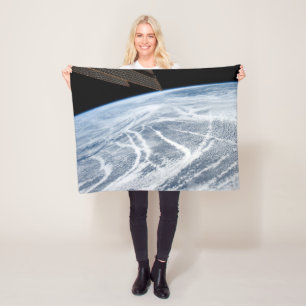 Südlich der Aleutianischen Inseln herrschen Wolken Fleecedecke