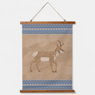 Südwestpronghorn Walking Antelope Blue Border Wandteppich Mit Holzrahmen