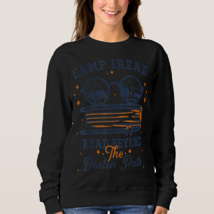 Summer Camp 2022 Reiselehrer lesen über die Zukunf Sweatshirt
