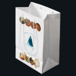 Summer Christmas Beach Seashell Individuelle Name Mittlere Geschenktüte<br><div class="desc">Ein einzigartiges Sommer Weihnachtsdesign mit Strandwellen für die Fülle des Weihnachtsbaumes und Seashells als Grenze. Ideal für Weihnachtsgeschenke und Dekoration. Passen Sie die Weihnachtsgeschenktüte mit Ihrem Text an und machen Sie es zu Ihrem eigenen Geschenksack.</div>
