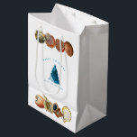 Summer Christmas Beach Seashell Individuelle Name Mittlere Geschenktüte<br><div class="desc">Ein einzigartiges Sommer Weihnachtsdesign mit Strandwellen für die Fülle des Weihnachtsbaumes und Seashells als Grenze. Ideal für Weihnachtsgeschenke und Dekoration. Passen Sie die Weihnachtsgeschenktüte mit Ihrem Text an und machen Sie es zu Ihrem eigenen Geschenksack.</div>