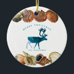 Summer Christmas Beach Seashell Reindeer Keramik Ornament<br><div class="desc">Ein einzigartiges Sommer Weihnachtsdesign mit Strandwellen für die Fülle der Rentier und Seashells als Grenze. Ideal für Weihnachtsgeschenke und Dekoration. Passen Sie den Weihnachtsschmuck mit Ihrem Text an und machen Sie ihn zu Ihrem eigenen.</div>