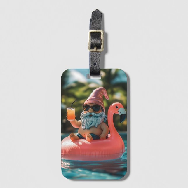 Summer Gnome in Sonnenbrille auf Flamingo Float Gepäckanhänger (Vorderseite Vertikal)