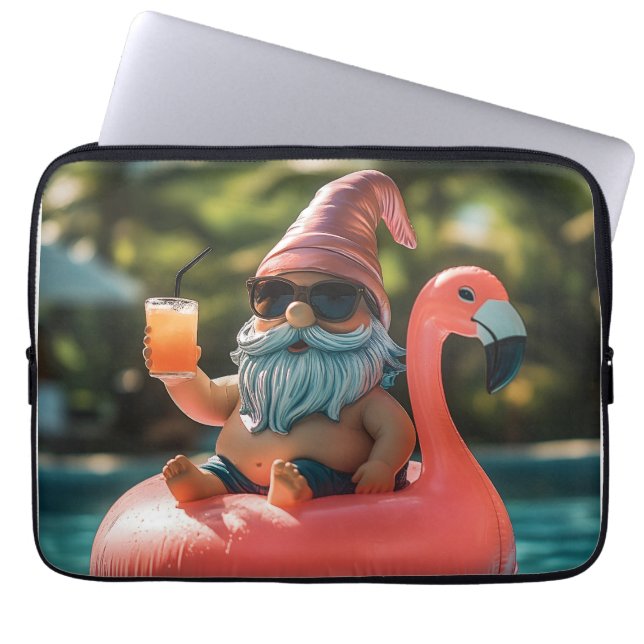 Summer Gnome in Sonnenbrille auf Flamingo Float Laptopschutzhülle (Vorderseite)