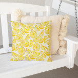 Summer Lemon Pattern Kissen<br><div class="desc">Das belebte und sommerliche Kissen im Freien besticht durch eine gelbe und weiße Laubholzdecke, die eine helle Touch zum Innenhof, zur Veranda oder zum Poolbereich ermöglicht. Muster wiederholt sich umgekehrt.</div>