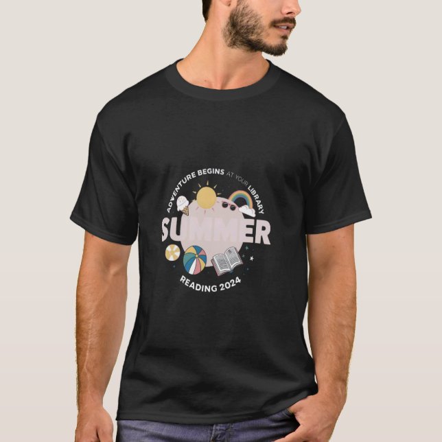 Summer Reading Programm 2024 Adventure beginnt bei T-Shirt (Vorderseite)