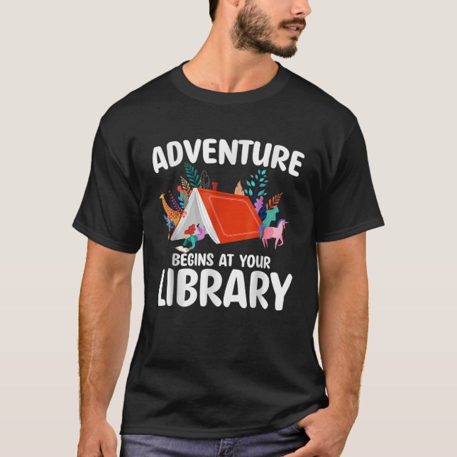 Summer Reading Programm 2024 Adventure beginnt bei T-Shirt (Vorderseite)