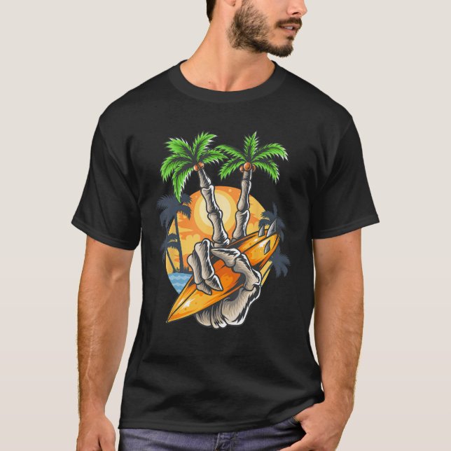 Summer skull coconut tree finger holding beach sur T-Shirt (Vorderseite)