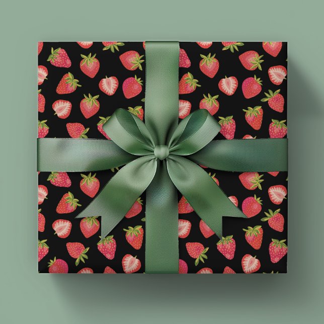 Summer Strawberry Pattern Geschenkpapier (Strawberry pattern wrapping paper on black background.)