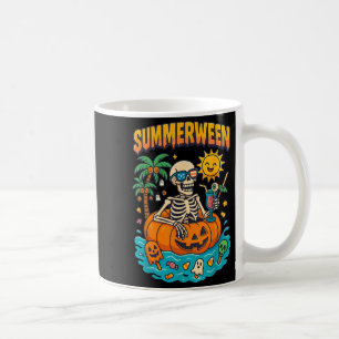 Summerween Skeleton Vibes Chillin in einer Kürbisf Kaffeetasse