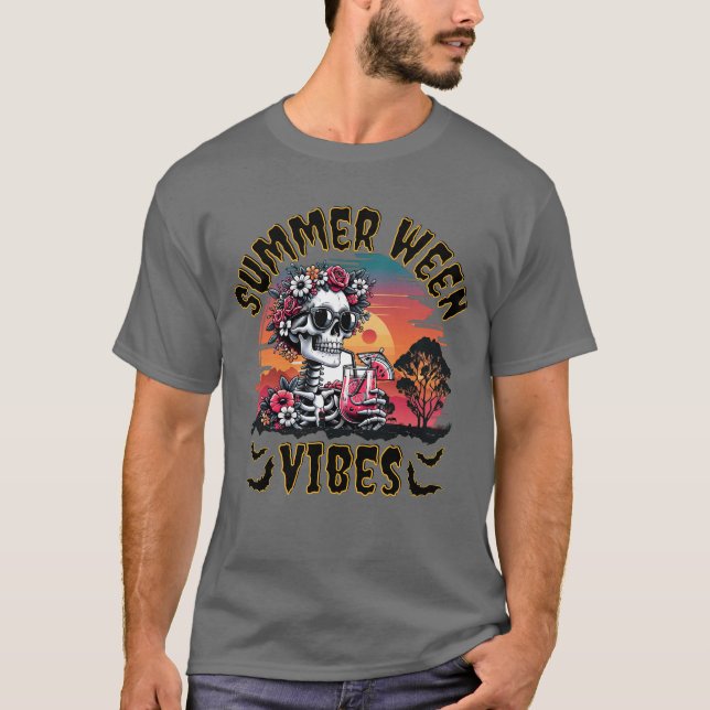 Summerween Skeleton Vibes – Floral Sunset Retro T-Shirt (Vorderseite)