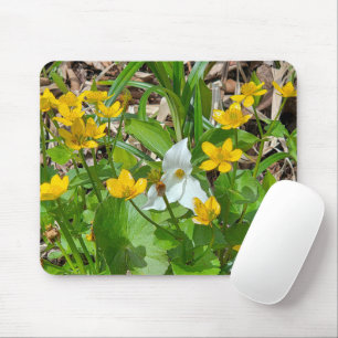Sumpfdotterblumen mit einem Trillium Mousepad