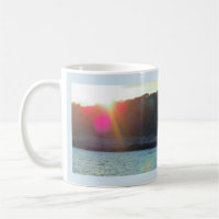 Sun-Aufflackern auf Wasser-Tasse mit Gebet von St