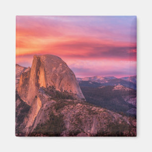 Sun, der über eine felsige Landschaft einstellt Magnet