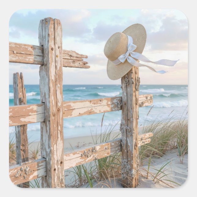 Sun Hat On a Beach Fence Quadratischer Aufkleber (Vorderseite)