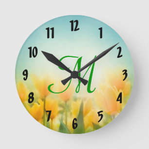 Sun Kissed Tulips Monogram Initial Wall Clock Runde Wanduhr