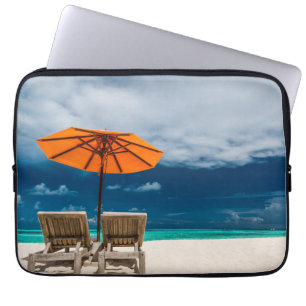 Sun-Regenschirm auf Sandy-Strand Maldives Laptopschutzhülle