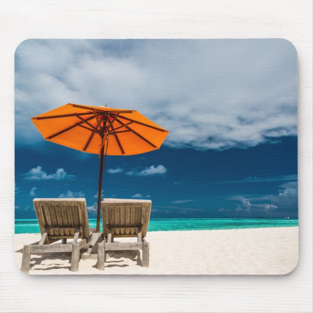 Sun-Regenschirm auf Sandy-Strand |Maldives Mousepad (Vorne)