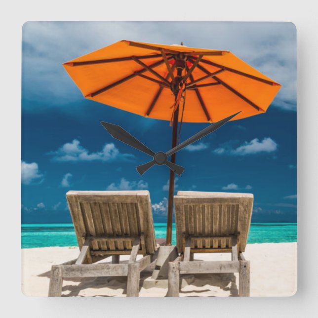 Sun-Regenschirm auf Sandy-Strand |Maldives Quadratische Wanduhr (Vorderseite)