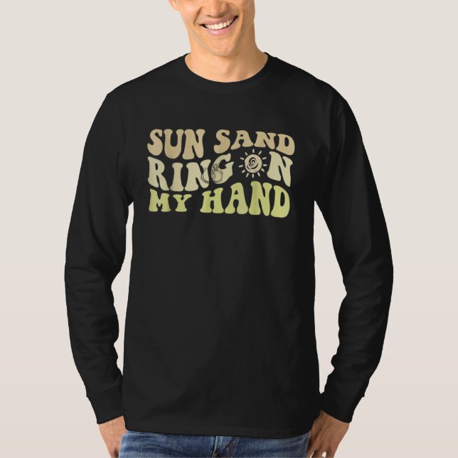Sun Sand Ring On My Hand Groovy Bachelorette Party T-Shirt (Vorderseite)