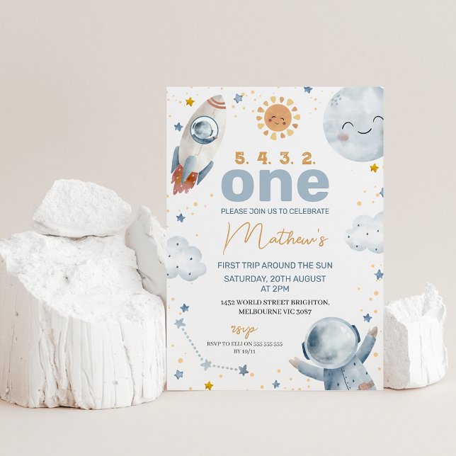 Sun Space Erste Reise um die Sonne 1. Geburtstag Einladung (Cute boy's first trip around the sun first birthday invitation featuring a sun, spaceman and more.)