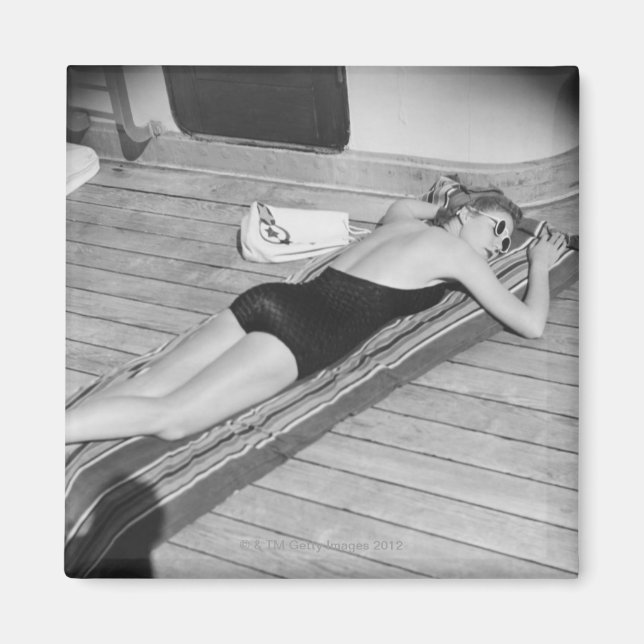 Sun Tanning Woman Magnet (Vorne)