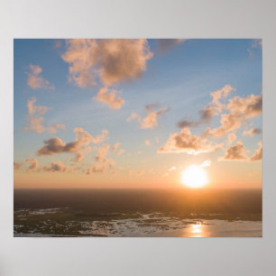 Sunbeams, Sonnenaufgang, blauer Himmel, flaumiges Poster