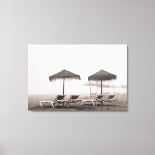 Sunbeds und Regenschirm auf Playamar Strand Leinwanddruck