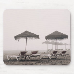 Sunbeds und Regenschirm auf Playamar Strand Mousepad